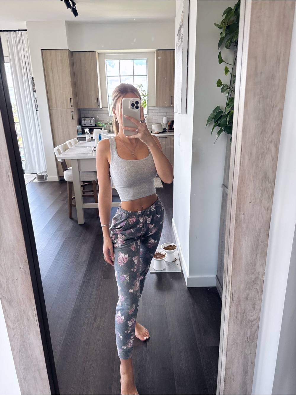 Abercrombie & Fitch Gray Floral Jogger Pants (Size Small)